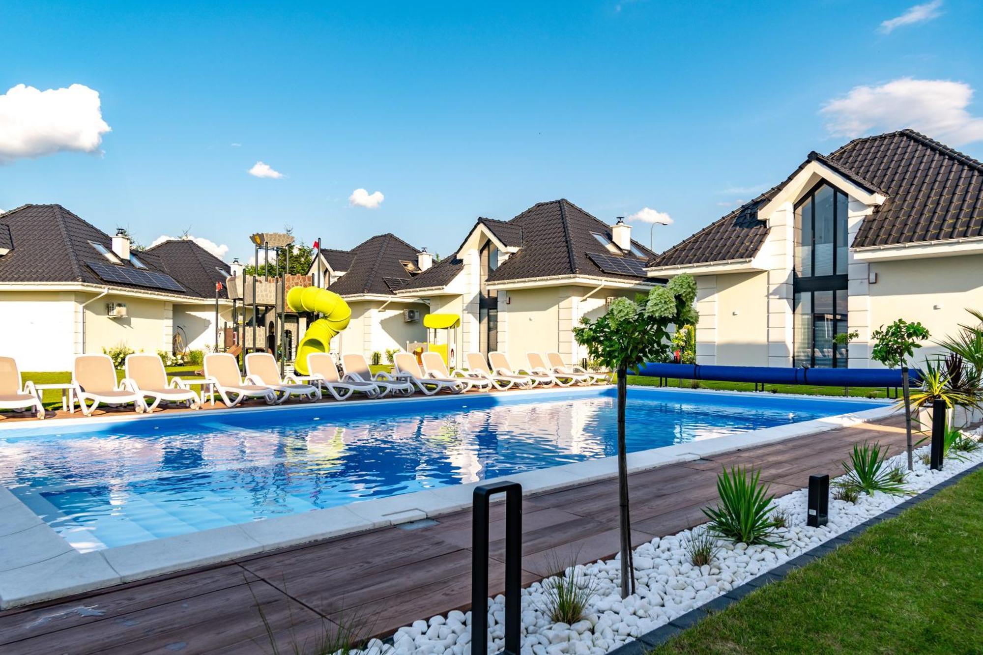 Family Resort Ustka - Domki Dwupoziomowe Z Basenem Экстерьер фото