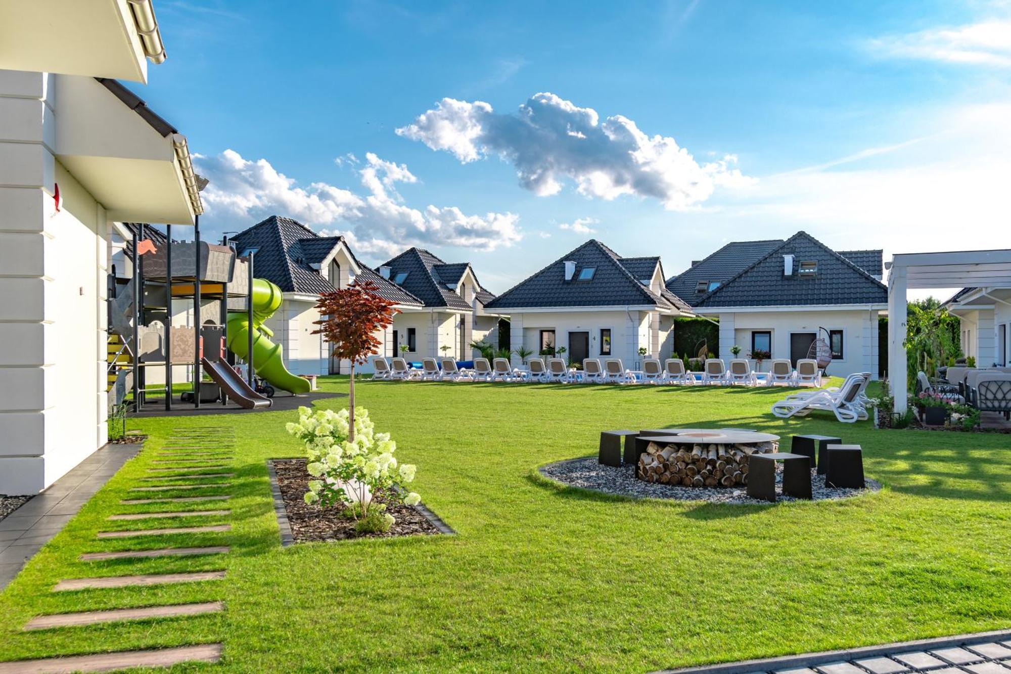 Family Resort Ustka - Domki Dwupoziomowe Z Basenem Экстерьер фото